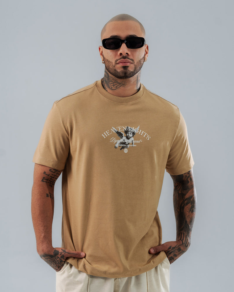 camiseta beige regular con angeles estilo barroco estampados en serigrafia de la marca dynamo brand