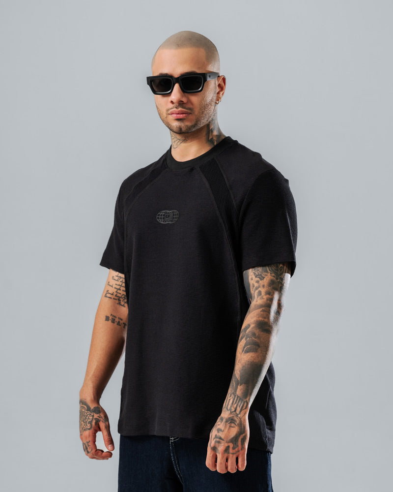 Camiseta Regular Acanelada Negra