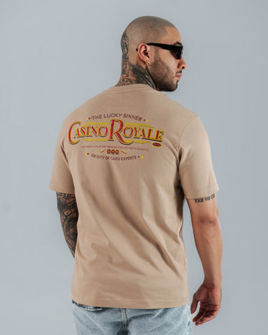 camiseta silueta regular color beige con estampado tipografico en rojo