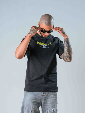 Camiseta Regular Negra Anime
