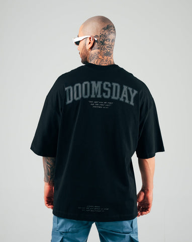 camiseta Oversize Negra Doomsday