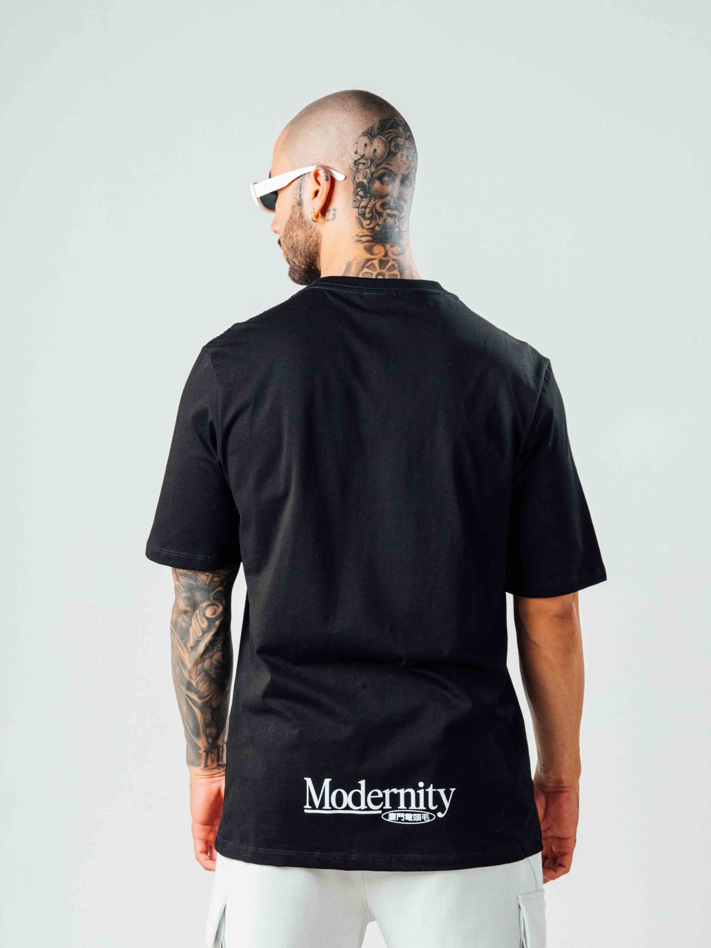 Camiseta Regular Negra Modernity