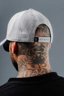 Gorra Gris Claro Con Bordado Frontal DNM